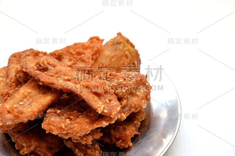 Close up炸香蕉撒芝麻的美味传统食品