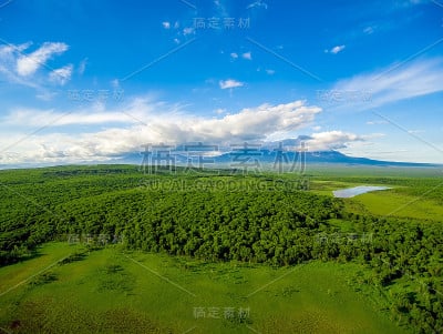 森林全景和火山隐藏在云的空中