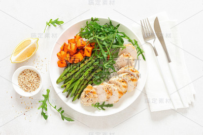 烤鸡胸肉，牛柳配南瓜或南瓜，青豆和新鲜芝麻菜沙拉，健康食品，俯视图