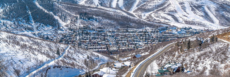 公园城犹他山的全景鸟瞰图与公路滑雪道和房子