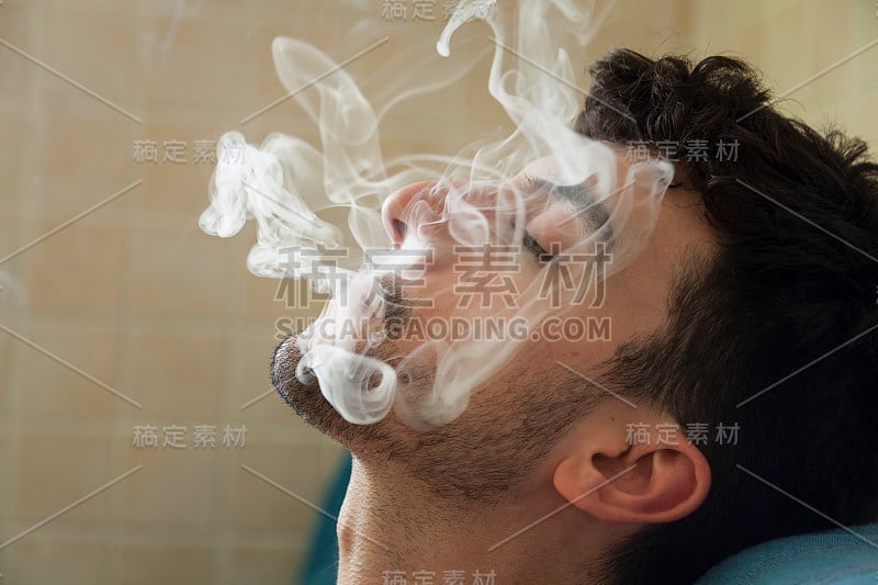 冥想时刻和医用大麻静物。