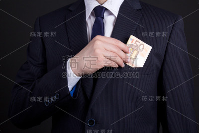 口袋里装着欧元钞票的商人