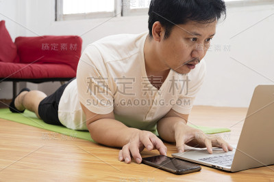 帅哥在家垫上运动垫上健康生活理念。