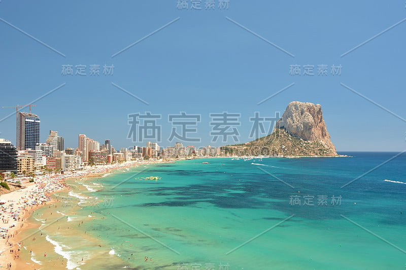 丰富多彩的地中海海景。山Penyal d 'Ifach。Calpe海滩,西班牙。