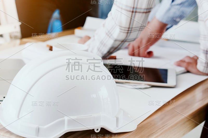 团队工程师在工作台上使用施工工具