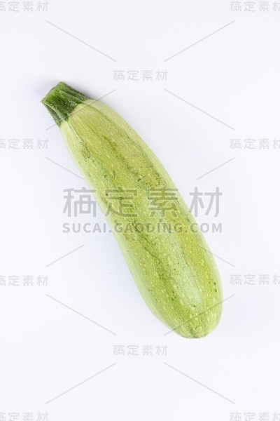白色背景西葫芦，新鲜蔬菜，极简主义，空空间，俯视图，西葫芦，健康食品，饮食，包装设计