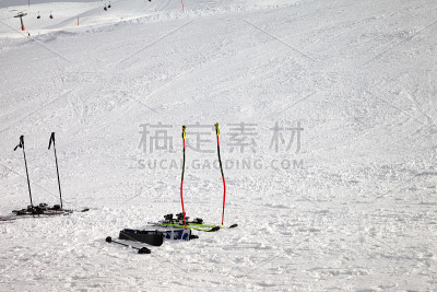 滑雪装备:滑雪杖，冬天在阳光充足的雪坡上滑雪