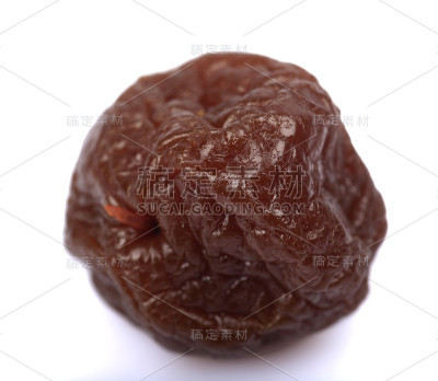 干梅子，白背景上的干梅子