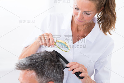 看病人头发的皮肤科医生