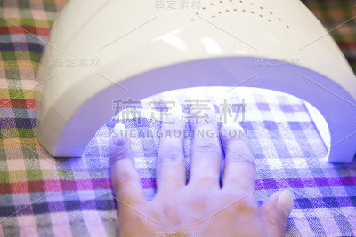 在美容院修指甲。