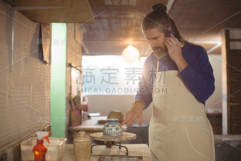 男陶工在打电话