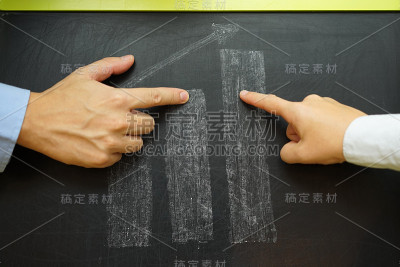 商业人士在黑板上讨论商业成长，成长图