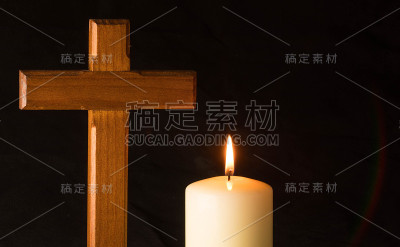 在黑暗中点燃十字架