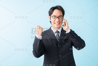 在电话里说话的中年商人