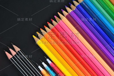 黑色背景上的彩色铅笔