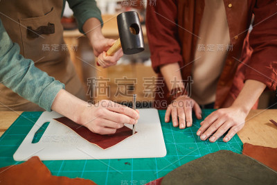 两个皮革工艺工人