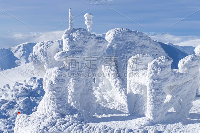 山顶上冻结的建筑物