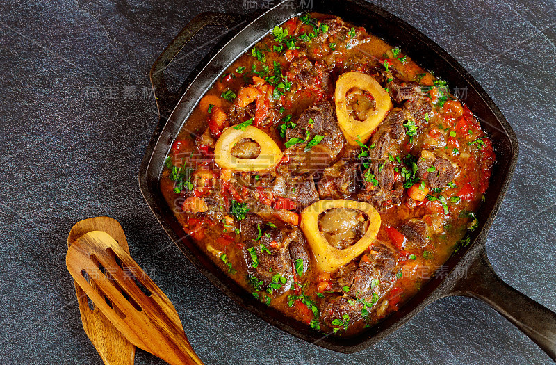 准备吃的ossobuco盘子上的铸铁。