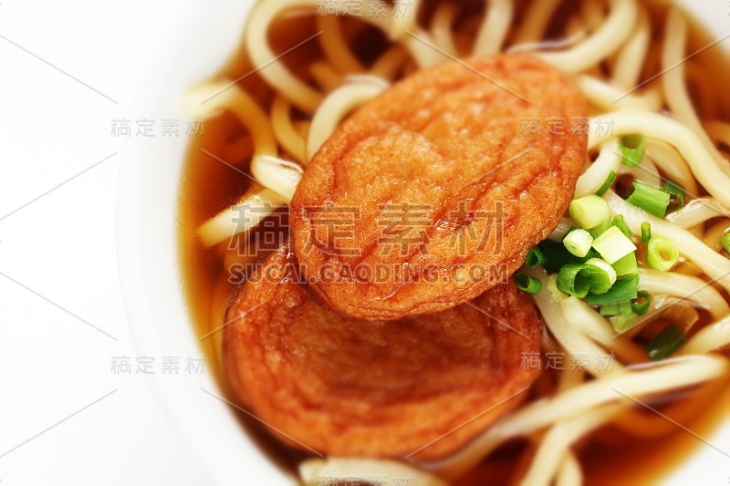 日本料理，蜜橘鱼饼和乌冬葱面