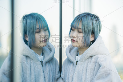 年轻女人和她的倒影