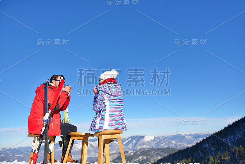 一对夫妇正在欧洲滑雪胜地的野餐区休息