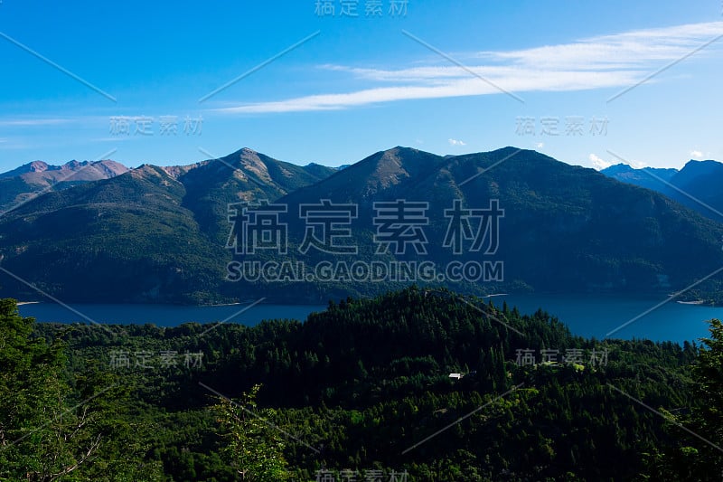 佩里托莫雷诺湖和山从坎帕纳里奥山的观点