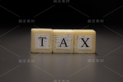 单词TAX写在孤立的黑色背景的木方上