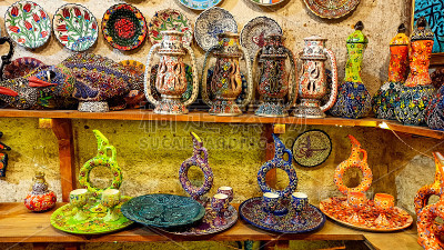 彩色的土耳其传统陶瓷手工艺品在当地的陶器店在卡帕多西亚