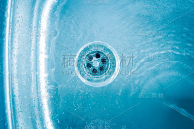 干净的水下降