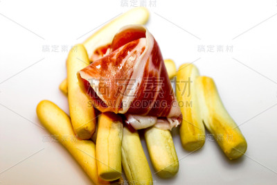 面包钉上的橡子火腿。