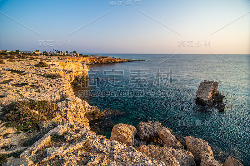 阿伊纳帕，塞浦路斯风景美丽的爱在地中海上的桥日落