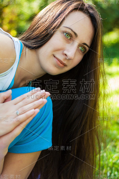 年轻女子在公园做瑜伽