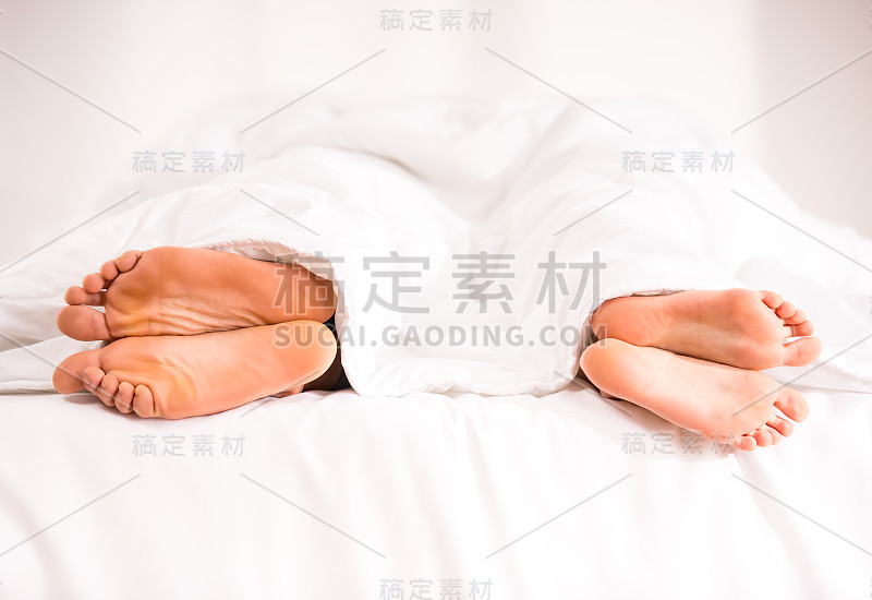 夫妻在床上