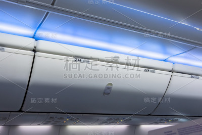飞机上用于放置手提行李的封闭行李架。