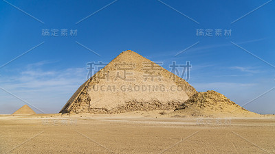 弯曲金字塔是位于达赫舒尔皇家墓地的古埃及金字塔，位于开罗南部约40公里，由古王国法老斯尼弗鲁建造。埃