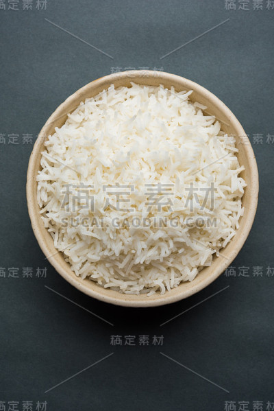 印度香米放在陶瓷碗里，印度白香米和长香米煮好并盛在碗里，有选择的焦点