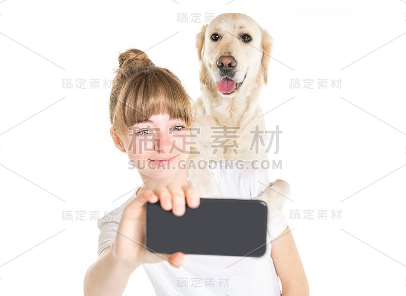 漂亮的少女和她美丽的金毛猎犬在白色的背景做自拍