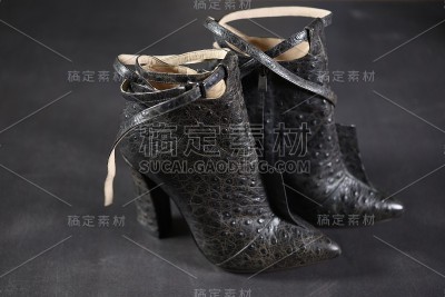 现代蟒蛇皮高跟鞋靴