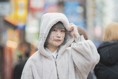 一个蓝头发的年轻女人