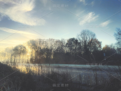 运河上戏剧性的日落