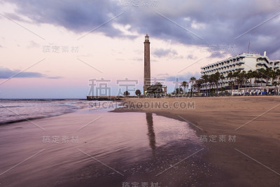 日出时的马斯帕洛马斯灯塔