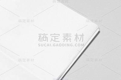 灰色背景上的空白报纸模型。