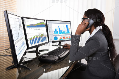 女商人在电脑上看图表