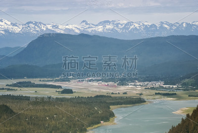 鸟瞰图的雪顶山脉周围的朱诺，AK