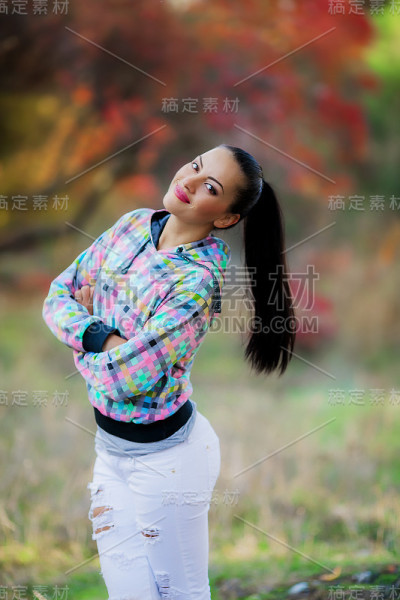 深色头发，化着舞台妆