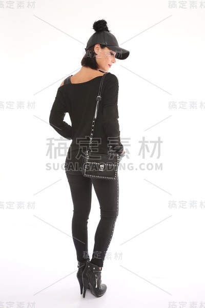 年轻美丽的女人在冬天的服装前面的白色背景。