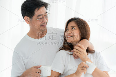快乐的亚洲老年夫妇有美好的时间在家里。老年人退休与健康公民老年观念。