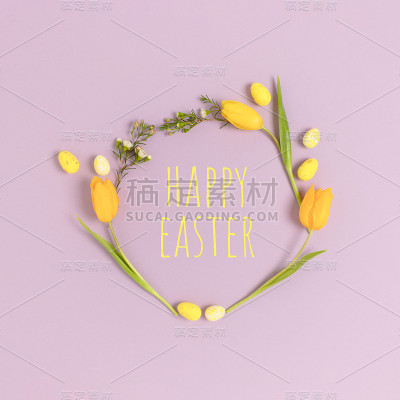 用鸡蛋和花在紫色粉彩背景上做成的花环。引用复活节快乐。