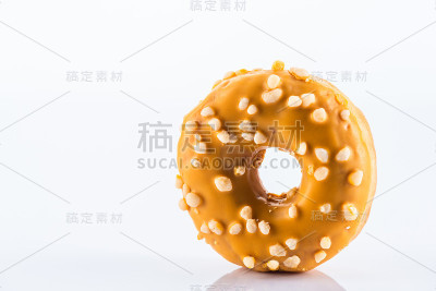 单一盐焦糖甜甜圈或甜甜圈。工作室照片上的白色背景，近距离观看