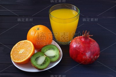 深色背景上有许多异国水果